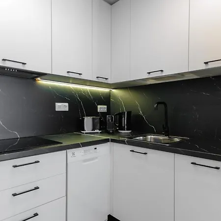 Elegant 2 Bedrooms Flat 5 Minutes From The Sea & Free Parking Apartamento *